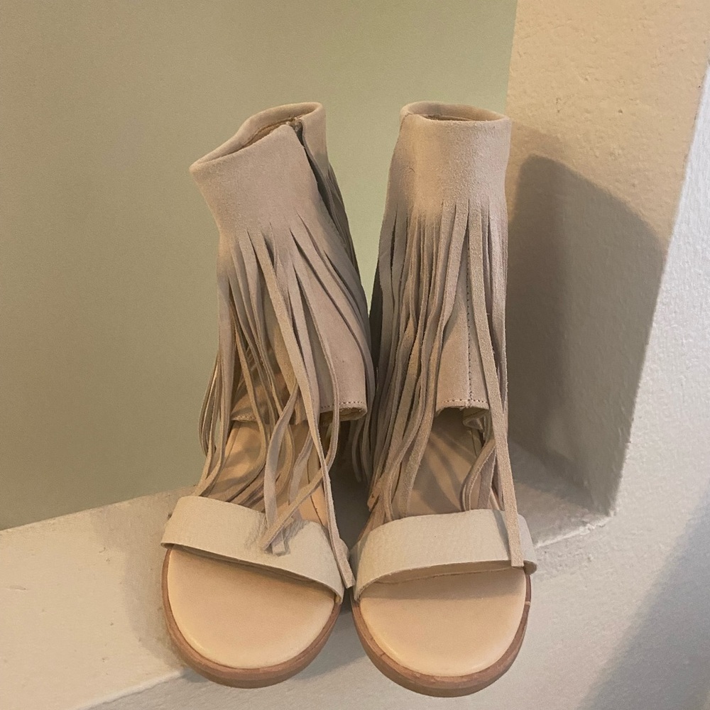 Koolabura by Ugg. Fringe Ankle Zip Sandals — Beige Womens Heels. Size 6. NWOT. - Picture 4 of 7